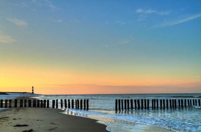 Strand und Leuchtturm